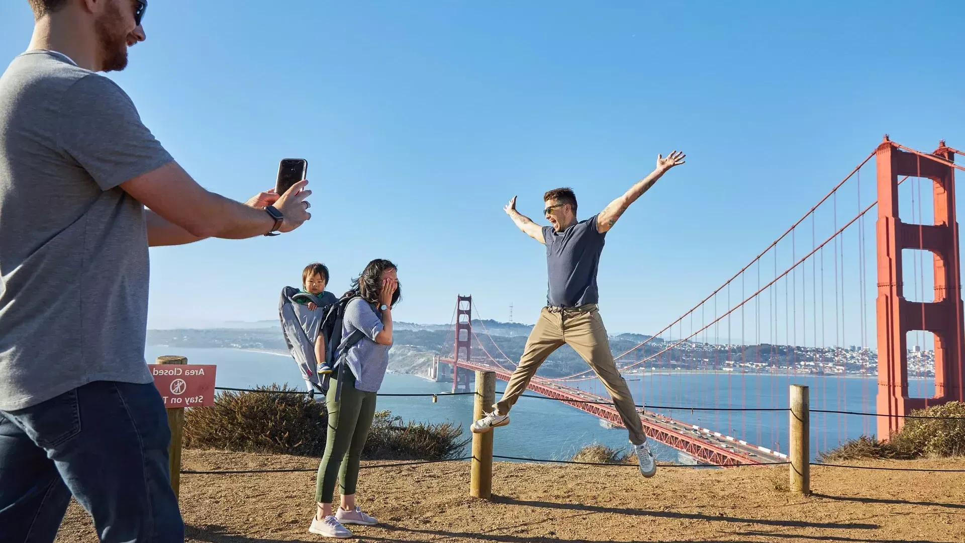 Un grupo tomando fotografías en el Golden Gate Bridge