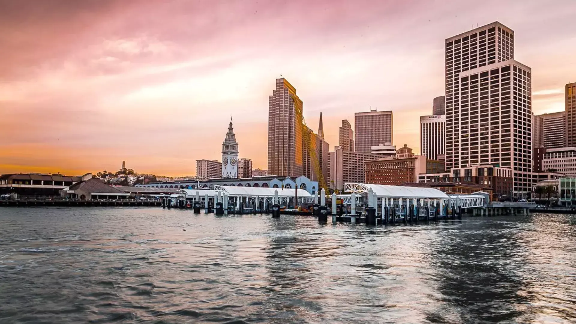 El Ferry Building al atardecer desde la bahía.