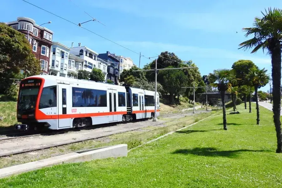 Un treno passeggeri MUNI corre lungo i binari di San Francisco.