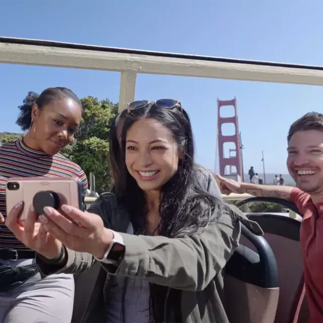 Un grupo de visitantes se toma una selfie en un recorrido en autobús cerca del puente Golden Gate. San Francisco, CA.